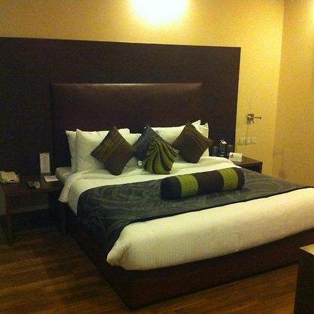 Hotel Vibe By The Lalit Traveller à Faridabad Extérieur photo